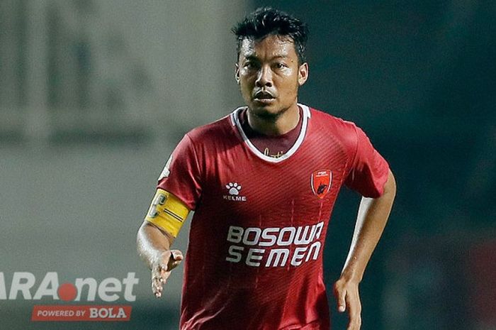 Mimik serius bek PSM Makassar, Hamka Hamzah, saat menggiring bola dalam laga lanjutan Liga 1 melawan PS TNI di Stadion Pakansari Cibinong, Senin (15/5/2017).