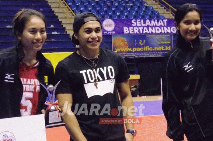 Pemain Jakarta Elektrik PLN, Berlian Marsheila saat dinobatkan sebagai libero terbaik di ajang Proliga 2017