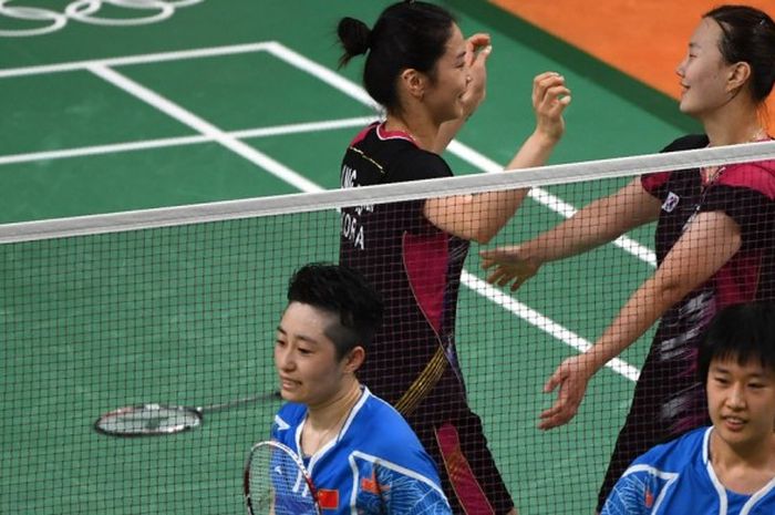 Pasangan Korea Selatan, Jung Kyung-eun/Shin Seung-chan (jatas), bereaksi setelah memenangi pertandingan perebutan medali perunggu Olimpiade Rio melawan Tang Yuanting/Yu Yang (China), 21-8, 21-17, di Riocentro Pavilion 4, Rio de Janeiro, Brasil, Kamis (18/8/2016).