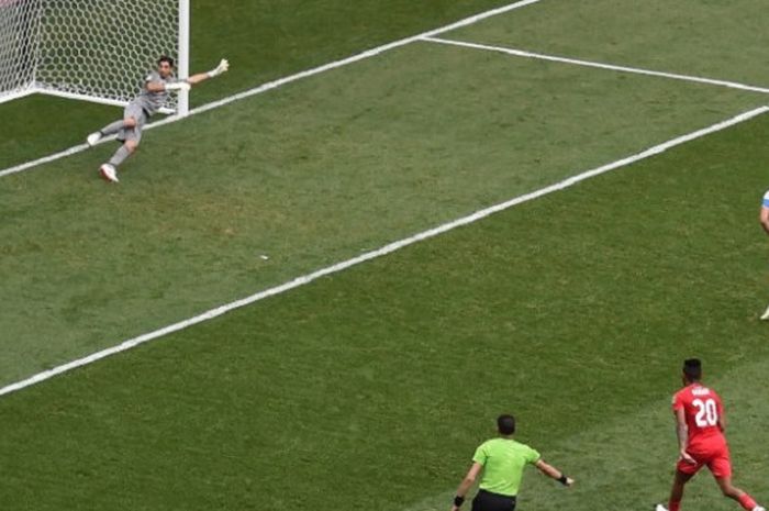 Harry Kane mencetak gol via titik penalti untuk membawa Inggris unggul jauh atas Panama pada pertandingan Grup G Piala Dunia 2018 di Nizhny Novgorod, 24 Juni 2018. 