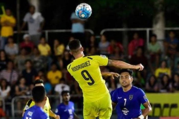 Striker Ceres-Negros, Fernando Rodriguez melompat menyongsong bola saat menyerang Johor Darul Takzim pada leg kedua semifinal zona ASEAN Piala AFC 2017 di Stadion Panaad, Bacolod City, 31 Mei 2017. 