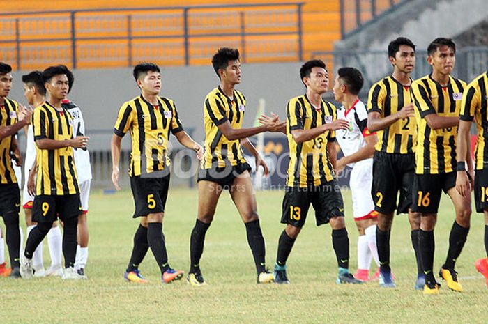 Pemain timnas U-19 Malayia bersalaman dengan pemain timnas U-19 Brunei Darussalam menjelang dimulain