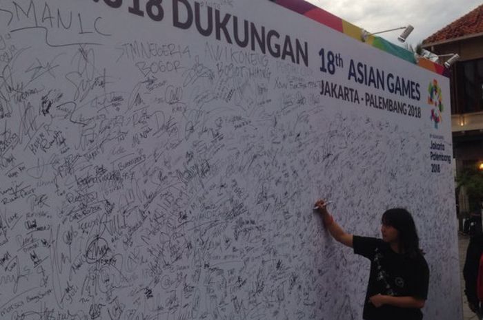 Tanda tangan dukungan untuk Asian Games 2018 dari pengunjung  Asian Games Sports Festival di Museum Fatahillah, Jakarta, Sabtu (9/12/2017) petang. 