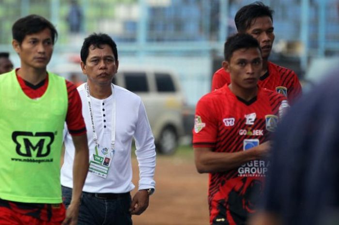 Pelatih Hariyadi (tengah) dan bek senior Iqbal Samad  bersama pemain(kanan) Persiba Balikpapan harus mengucapkan pada Liga 1 dan musim 2018 tampil di Liga 2.