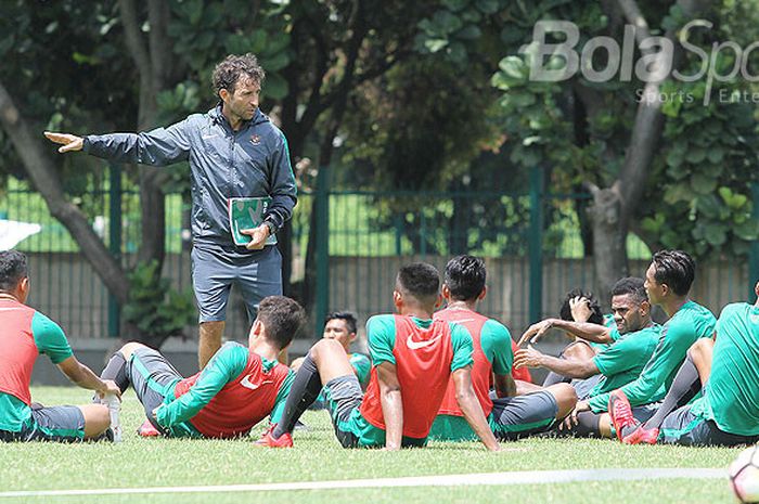Pelatih timnas Indonesia U-23, Luis Milla, memberikan instruksi saat memimpin jalannya pemusatan latihan di Lapangan ABC Senayan, Jakarta, Selasa (20/2/2018). Pemusatan latihan ini dilakukan jelang Asian Games 2018.