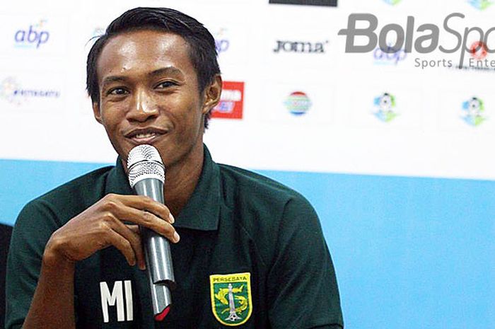 Bek Persebaya M. Irvan Febrianto saat memberi keterangan kepada awak media dalam jumpa pers Sabtu (28/4/2018) di Stadion Aji Imbut Tenggarong, menjelang laga Liga 1 2018 melawan Mitra Kukar.