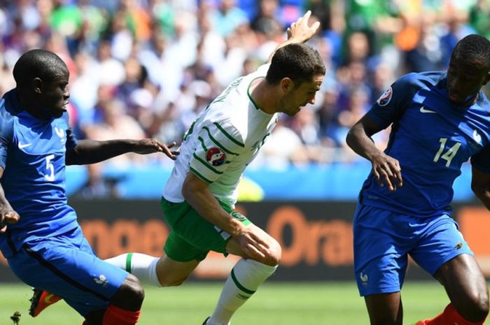 Gelandang Prancis, N'Golo Kante (kiri) dan Blaise Matuidi, mengawal pergerakan pemain Irlandia, Robert Brady, dalam laga babak 16 besar Euro 2016 di Stadion Parc Olympique Lyonnais, Decines-Charpieu, Prancis, pada 26 Juni 2016.
