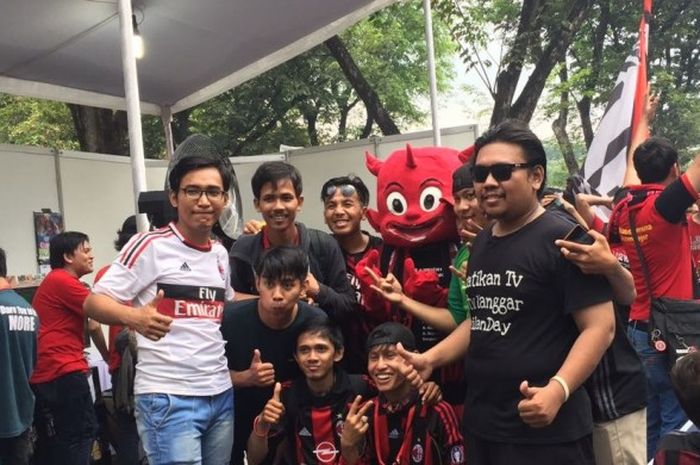 Beberapa suporter Milanisti Indonesia berpose di acara ZINC Bola Sports Race 2016 di Taman Mini Indonesia Indah, Jakarta, Minggu (27/11/2016).