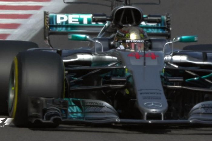 Pebalap Mercedes, Lewis Hamilton, saat mengikuti sesi latihan bebas pertama GP Abu Dhabi di Sirkuit Yas Marina, Uni Emirat Arab, Jumat (24/11/2017).