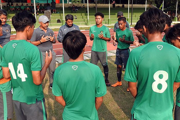 Pelatih Timnas Indonesia U-16, Fakhri Husaini bersama pemainnya berdoa menjelang dimulainya latihan pada pemusatan latihan ketiga di Stadion Atang Sutresna, Kompleks Kopassus, Cijantung, Sabtu (28/4/2018).