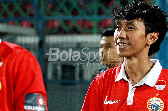 Gelandang Persija Jakarta, Amarzukih, memasuki lapangan menjelang laga melawan Madura United pada pe