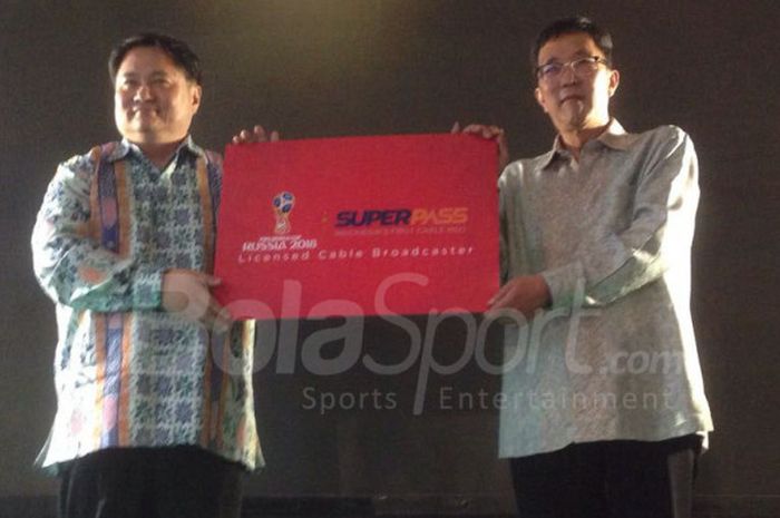 CEO & Chairman FMA, David Khim (kiri) dan Adhi Joenianto selaku co-founder SuperPass dalam jumpa pers penunjukkan pemegang hak lisensi eksklusif Piala Dunia 2018 di Jakarta, Rabu (7/2/2018). 