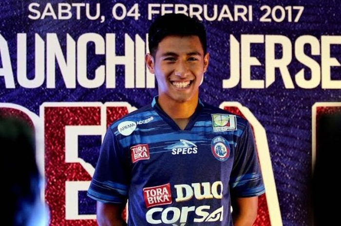 Senyum gelandang berbakat milik Arema, Hanif Sjahbandi saat peluncuran jersey terbaru klubnya untuk musim 2017 di Malang, Sabtu (4/2/2017). 