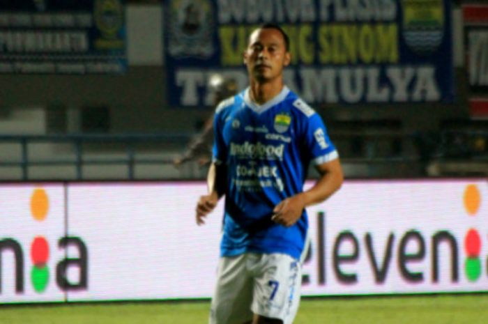   Winger Persib, Atep saat melawan PSIS Semarang pada pekan ke-14 Liga 1 2018 di Stadion Gelora Bandung Lautan Api, Minggu (8/7/2018).   