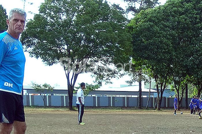 Dusan Momcilovic saat mendampingi latihan Arema FC U-19 di Stadion Dirgantara, komplek Lanud Abdurrachman Saleh, Pakis, Kabupaten Malang pada Kamis (6/9/2018).