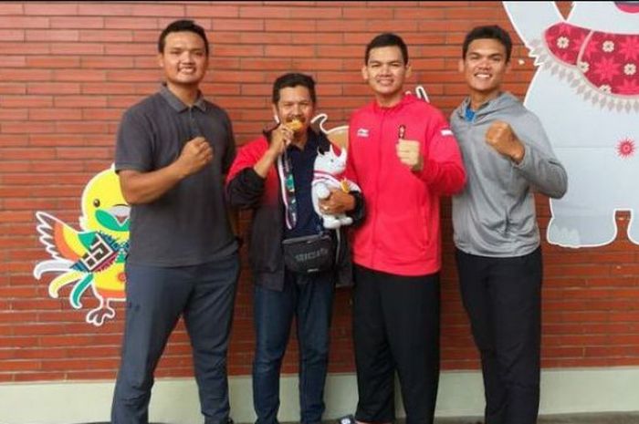 Atlet pencak silat asal Ponorogo yang meraih medali emas Asian Games, Aji Bangkit Pamungkas (dua dari kanan) bersama ayahnya, Agus (dua dari kiri) dan dua kakaknya usai bertanding melawan pesilat asal Singapura.