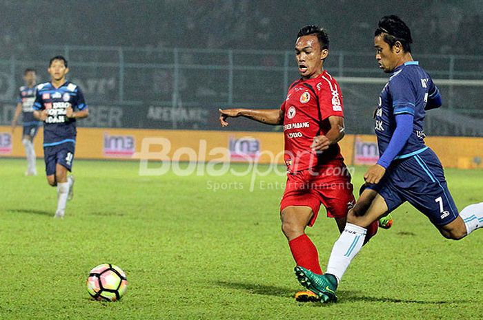 Penyerang Semen Padang, Adi Nugroho (kiri), berebut bola dengan bek Arema FC, Beny Wahyudi, dalam laga pekan ke-32 Liga 1 di Stadion Kanjuruhan Malang, Jawa Timur, Sabtu (04/11/2017) malam.