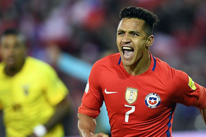 Striker Cile, Alexis Sanchez, melakukan selebrasi seusai membobol gawang Ekuador dalam laga Kualifikasi Piala Dunia 2018 di Santiago, 5 Oktober 2017.