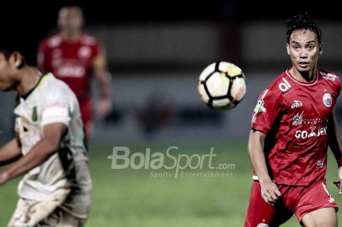 Aksi pemain Persija Jakarta, Novri Setiawan, pada laga kontra Persebaya, di Stadion PTIK, Jakarta, Selasa (26/6/2018).