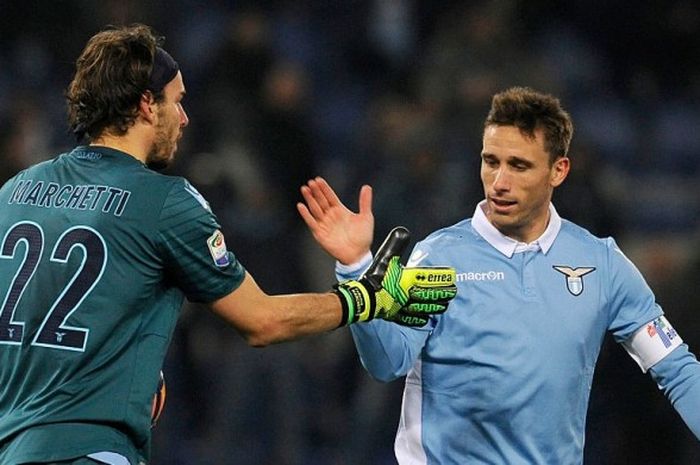 Federico Marchetti dan Lucas Biglia dalam laga Serie A antara Lazio kontra Fiorentina di Stadio Olimpico, 18 Desember 2016. 