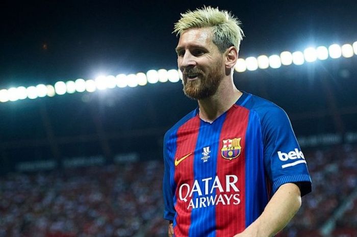 Ikon FC Barcelona, Lionel Messi, beraksi dalam pertandingan leg pertama Piala Super Spanyol kontra Sevilla di Ramon Sanchez Pizjuan, Sevilla, Spanyol, 14 Agustus 2016.