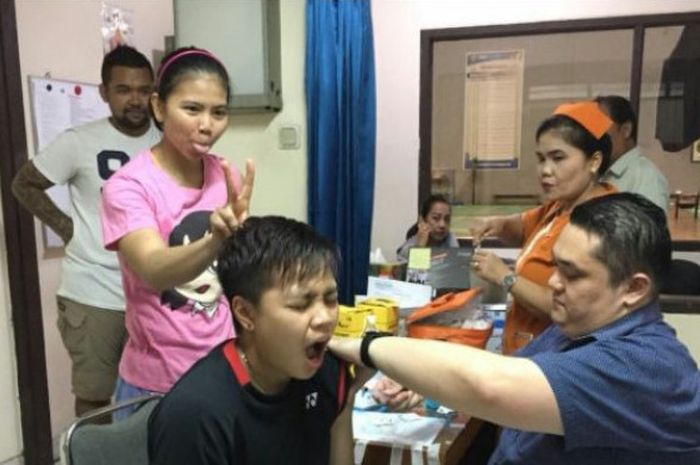 Pebulu tangkis ganda putri  Indonesia, Apriyani Rahayu, saat diberi vaksin difteri. 