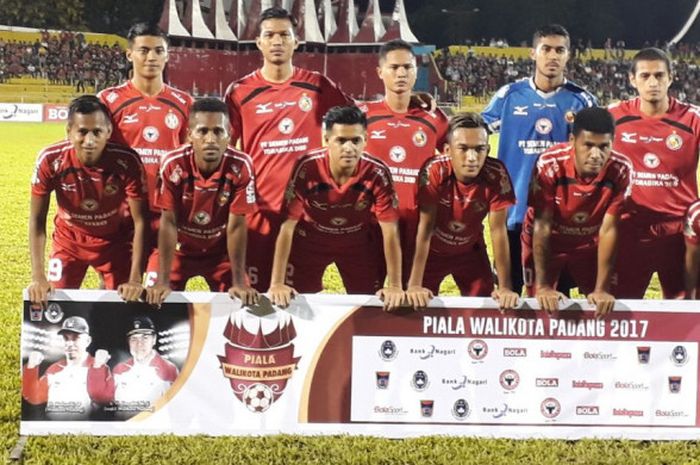 Para pemain Semen Padang berpose bersama sebelum menghadapi PSPS Riau untuk laga final Piala Walikota Padang 2017 di Stadion H Agus Salim, Minggu (10/12/2017) malam. 