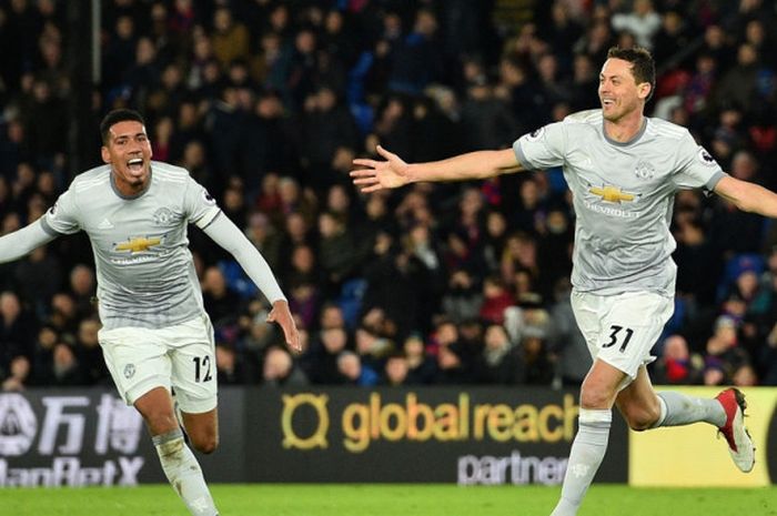 Gelandang Manchester United, Nemanja Matic (kanan), merayakan gol yang dia cetak ke gawang Crystal Palace dalam laga Liga Inggris di Stadion Selhurst Park, London, pada 5 Maret 2018.