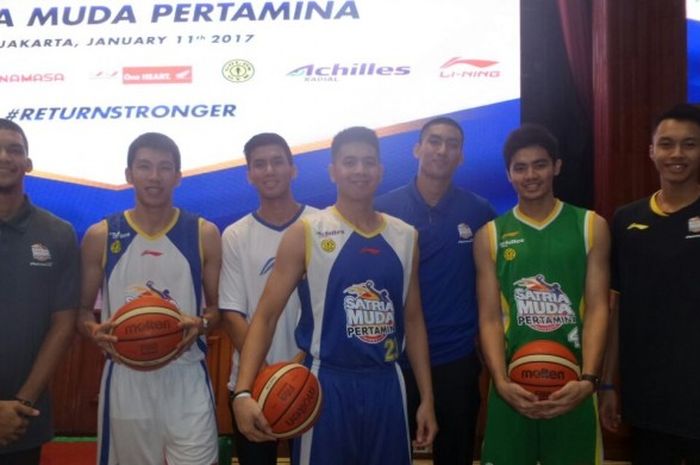 Skuat Satria Muda Pertamina Jakarta berfoto dengan jersey dan apparel harian tim untuk musim kompetisi Indonesian Basketball League (IBL) 2017  seusai konferensi pers di Gedung Pertamina, Jakarta, Rabu (11/1/2017).