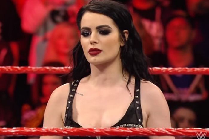 Momen ketika Paige mengumumkan diri pensiun sebagai pegulat WWE pada event Monday Night RAW yang digelar Senin (9/4/2018).