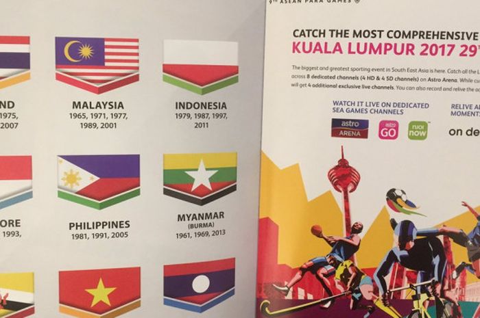 Bendera Indonesia tercetak terbalik pada buku panduan yang dibagikan kepada para pejabat dalam pembukaan SEA Games 2017 di Stadion Bukit Jalil, Kuala Lumpur, Malaysia, Sabtu (19/8/2017).