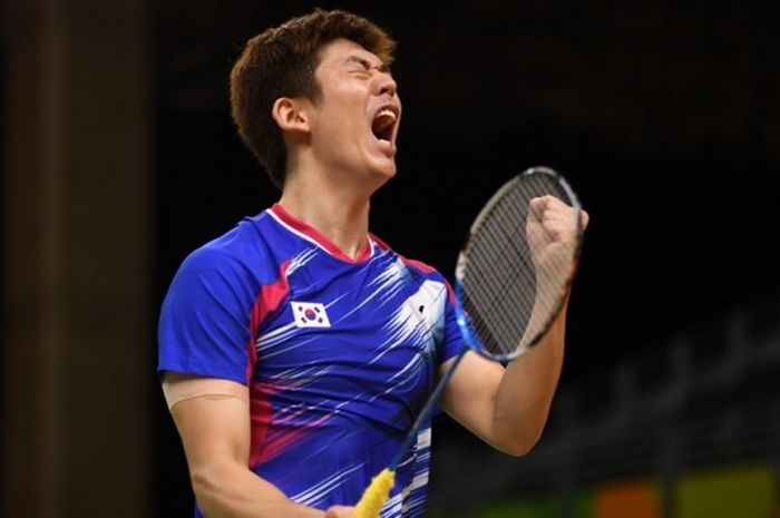 Pemain spesialis ganda putra Korea Selatan, Lee Yong-dae, bereaksi saat menjalani babak penyisihan Olimpiade Rio 2016 di Riocentro Stadium, Jumat (12/8/2016). Lee yang berpasangan dengan Yoo Yeon-seong menghadapi pasangan Taiwan, Lee Sheng Mu/Tsai Chia Hsin.