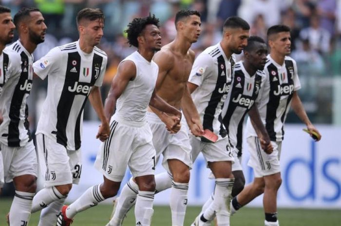 Cristiano Ronaldo (4 dari kanan) bersama rekan setim di Juventus merayakan kemenangan atas Sassuolo dalam partai Liga Italia di Allianz Stadium Turin, 16 September 2018.