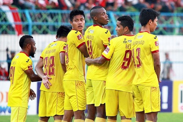 Pemain Sriwijaya FC membuat pagar betis untuk menahan tendangan bebas yang dilakukan Madura United  dalam laga lanjutan Torabika Soccer Championship di Stadion Gelora Bangkalan, Jawa Timur, pada Rabu (14/9/2016) . 
