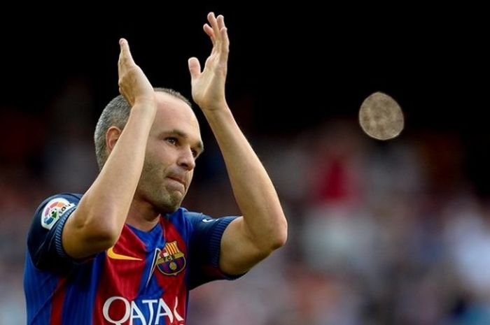   Andres Iniesta membela Barcelona melawan Sampdoria pada ajang Joan Gamper di Stadion Camp Nou, 10 Agustus 2016.  