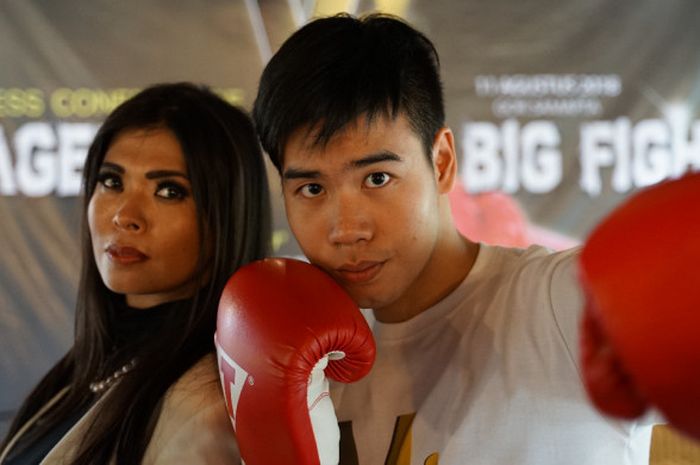 Promotor tinju profesional Milasari Anggraini (kiri) bersama salah satu petinjunya.