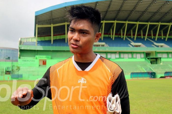 Kiper Arema FC, Kurniawan Kartika Ajie, berbicara kepada BolaSport.com seusai sesi latihan tim pada Sabtu (30/12/2017).