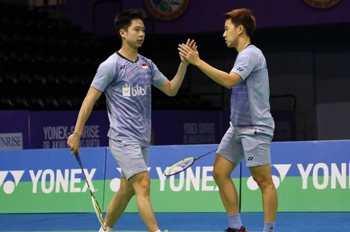   Pasangan ganda putra Indonesia, Marcus Fernaldi Gideon/Kevin Sanjaya Sukamuljo. melakukan tos seusai memastikan diri ke final India Terbuka di Siri Fort Indoor Stadium, Sabtu (3/2/2018).  