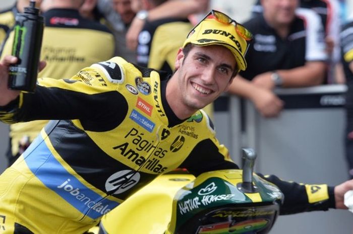 Pebalap Moto2 dari tim Kalex Paginnas Amarillas HP40 N°40, Alex Rins, merayakan kemenangan pada balapan Moto2 Prancis di Sirkuit Le Mans, 7 Mei 2016. 