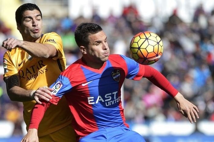 Pemain Barcelona, Luis Suarez, berupaya merebut bola dari pemain Levante, Tono Garcia, pada laga lanjutan La Liga di Estadio Ciudad de Valencia, Minggu (7/2/2016).