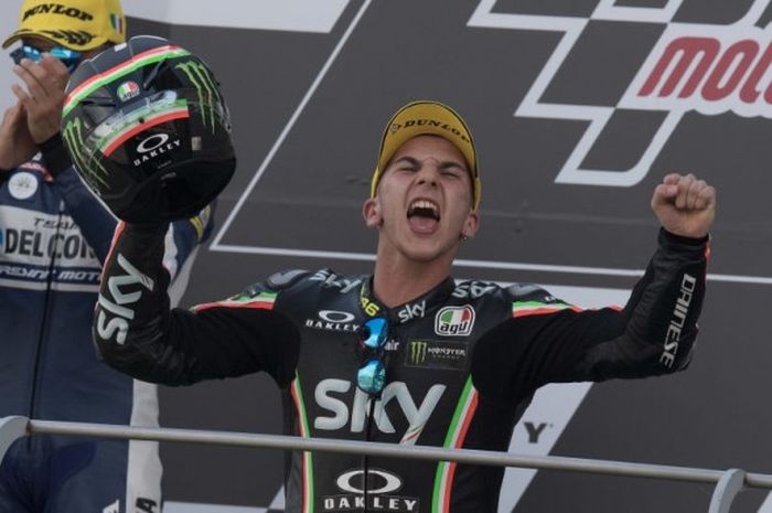 Andrea Migno dari tim Sky Racing VR 46 merayakan kemenangan saat akhir Moto3 MotoGp Italia di Mugello Circuit, 04 Juni 2017. 