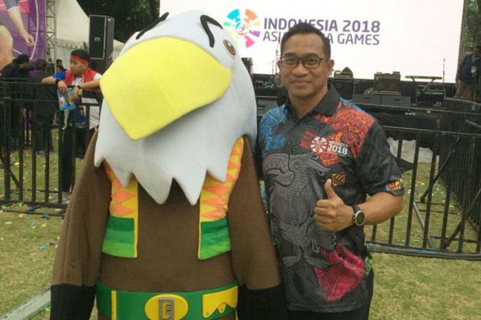 Deputi II Games Administration, Lukman Niode, berpose bersama maskot Asian Para Games 2018, Momo.