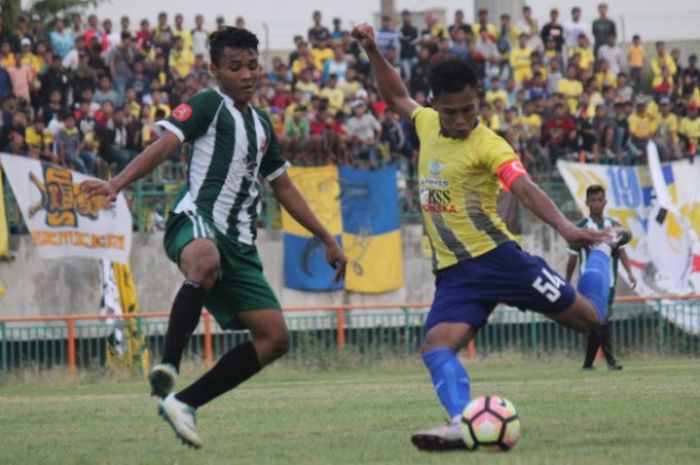 Kapten Persegres Gresik United, Wismoyo Widhistio mencoba melepaskan tendangan saat uji coba kontra Deltras Sidoarjo di Stadion Gelora Joko Samudro, Rabu (14/3/2018).