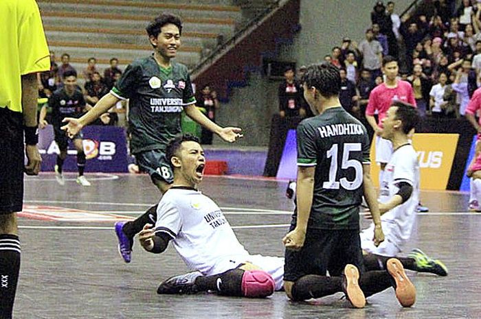 Pemain Universitas Tanjung Pura (Untan) Pontianak merayakan kemenangan atas Politeknik Negeri Pontianak (Polnep) dalam laga semifinal ajangfutsal Liga Mahasiswa zona Kalimantan, di GOR Pangsuma, Pontianak, Selasa (2/10/2018).