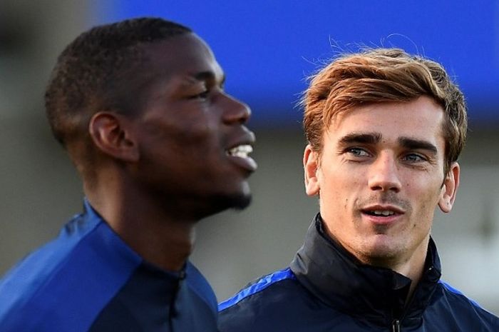  Paul Pogba (kiri) dan Antoine Griezmann menjalani sesi latihan bersama tim nasional Perancis, 4 Oktober 2016. 