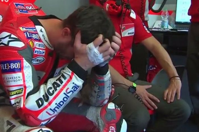  Andrea Dovizioso (Ducati) tak bisa menutupi kekecewaannya usai mengalami insiden pada balapan MotoGP Prancis 2018, Minggu (20/5/2018). 