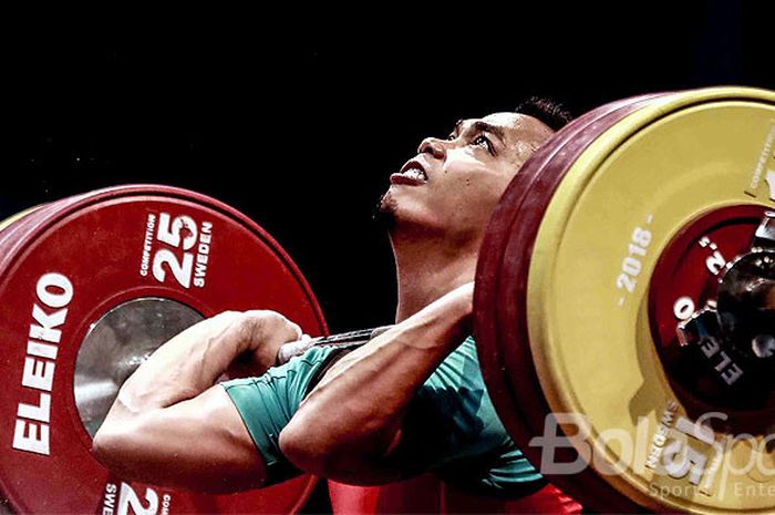 Aksi lifter Indonesia, Eko Yuli Irawan, saat melakukan angkatan clean and jerk kelas 62 kg putra pada 18th Asian Games Invitation Tournament di JiExpo, Jakarta, Minggu (11/2/2018).