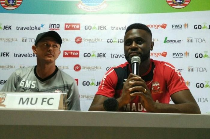 Pelatih Madura United, Gomes de Oliviera (kiri) dan striker anyar asal Pantai Gading, Boubacar Sanogo (kanan), saat memberikan pernyataan pada sesi jumpa pers pralaga kontra Persija Jakarta di Media Center Stadion Patriot Candrabhaga, Bekasi, Jawa Barat, Rabu (3/5/2017).