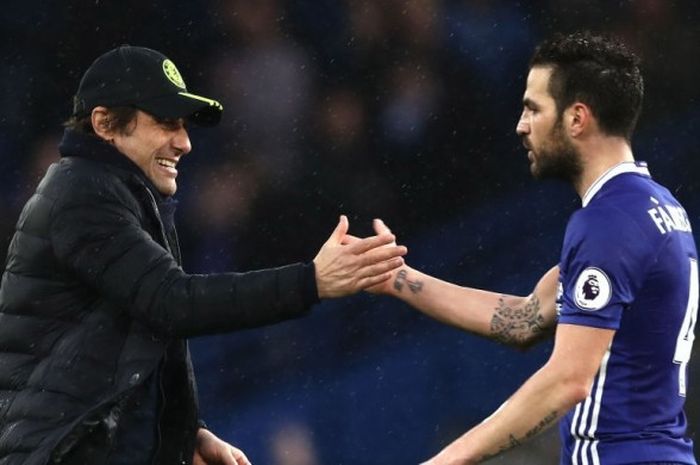 Manajer Chelsea, Antonnio Conte, merayakan kemenangan timnya bersama Cesc Fabregas dalam laga kontra Swansea City di Stamford Bridge, Sabtu (25/2/2017)
