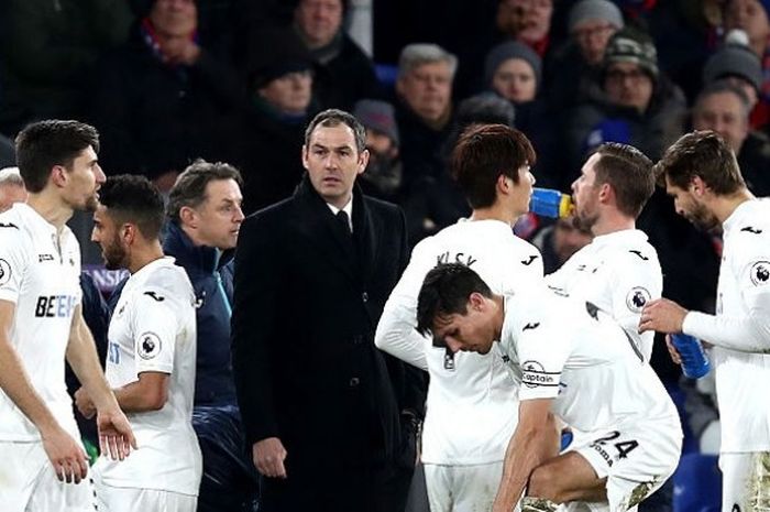 Manajer Swansea City, Paul Clement saat mendampingi anak asuhnya dalam laga Premier League antara Crystal Palace kontra Swansea City di Selhurst Park, 03 Januari 2017.